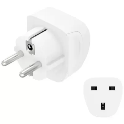 Adaptador de tomada branco com pinos redondos e outra peça com três entradas retangulares