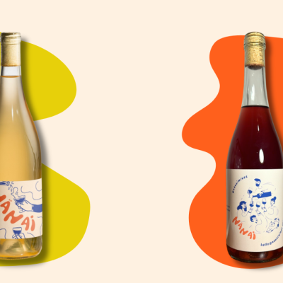 Duas garrafas de vinho, uma branca e uma tinta, com rótulos coloridos e fundos amarelo e laranja abstratos.