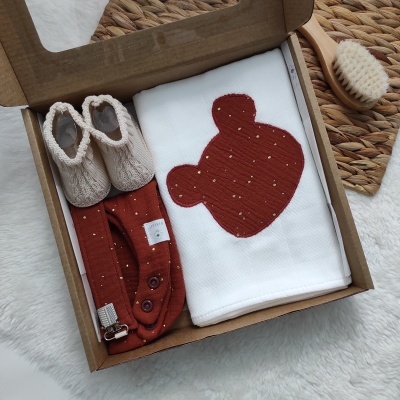 Caixa de presente para bebé com manta branca com figura de urso castanho, botins bege e babete castanho