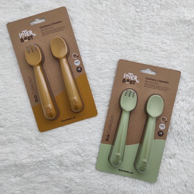 Conjuntos de talheres bebé em plástico ecológico, amarelo mostarda e verde claro, embalados em cartão