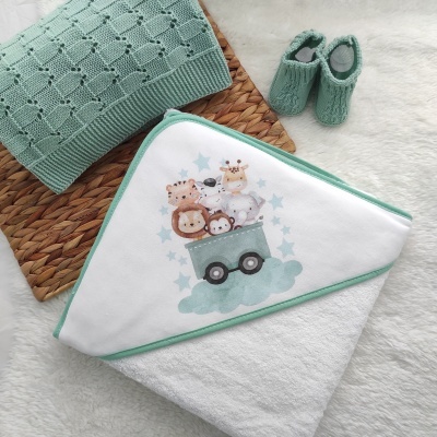 Fralda bebé com bordas verdes e desenho animais, mantinha e sapatinhos verdes tricotados