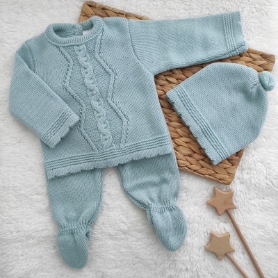 Conjunto de roupa de bebé em malha azul clara com camisola, calças e gorro com pompom