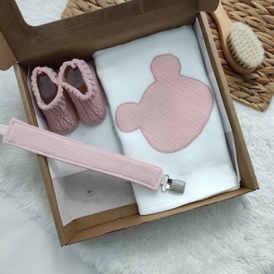 Caixa de presente com itens para bebé cor de rosa e branco
