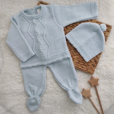 Conjunto de bebé azul claro em tricô com camisola, calças e gorro com pompom