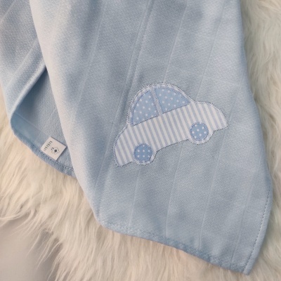 Manta azul clara com padrão de carro em tecido azul