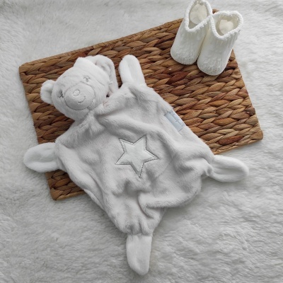 Conjunto de roupa e sapatinhos de bebé brancos, tecido felpudo, tapete de fibras naturais
