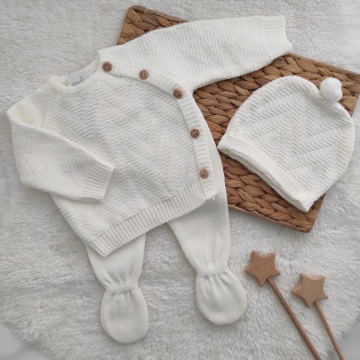 Conjunto de roupa de bebé de malha branca com camisola, calças e gorro com pompom