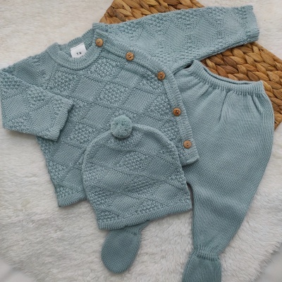 Conjunto de roupa de bebé azul clara em malha com casaco, calças e gorro com pompom