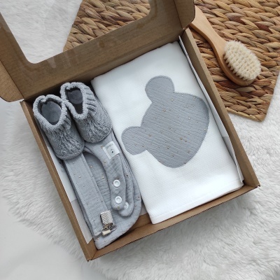 Conjunto de presente para bebé com pantufas cinza, babete, prendedor e fralda com desenho de urso