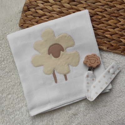 fralda branca com aplique de ovelha e prendedor de chupeta com clip de madeira