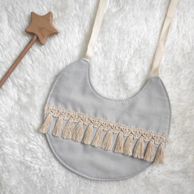 Babete cinzenta com franjas bege em tecido com textura e varinha de madeira em forma de estrela