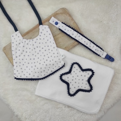 Conjunto de três artigos para bebé com padrão floral azul em branco
