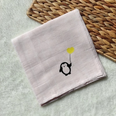 Lenço cor-de-rosa claro com bordado de pinguim e balão amarelo em forma de coração