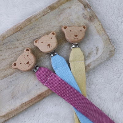 Prendedores de chupeta de madeira com fitas coloridas