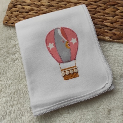 Manta branca para bebé com bordado de balão de ar quente