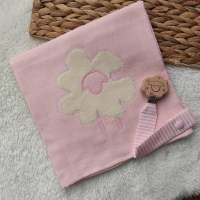 Lenço rosa bordado com ovelha e prendedor de madeira com desenho de ovelha