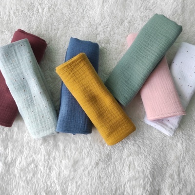 Conjunto de sete toalhas coloridas com textura suave sobre tecido branco