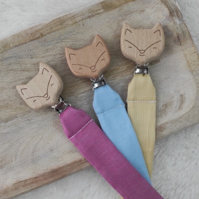 Presilhas para chupeta de madeira com cabeça de raposa e alças coloridas em tecido