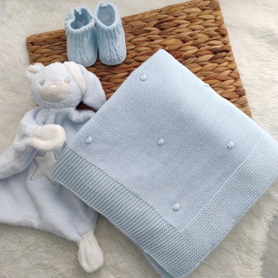 Conjunto de bebé azul claro com manta, pantufas e peluche
