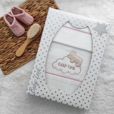 Conjunto de toalhas de bebé com bordado, caixa branca com pontos cinzentos, sapatinhos cor-de-rosa e escova de cabelo