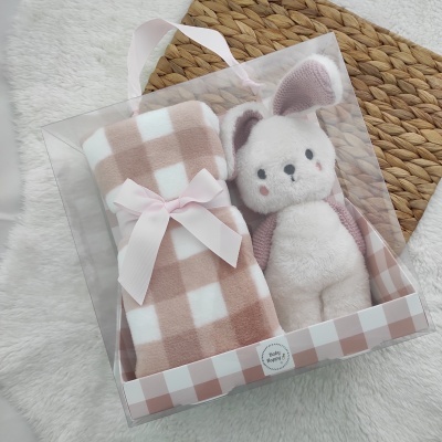 Caixa com cobertor xadrez e peluche coelho em cores neutras