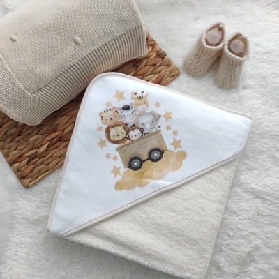 Toalha de banho para bebé branca com ilustração e mantinha e pantufas bege