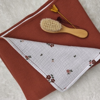 Toalha dupla de algodão tijolo com padrão floral e escova de cabelo de madeira