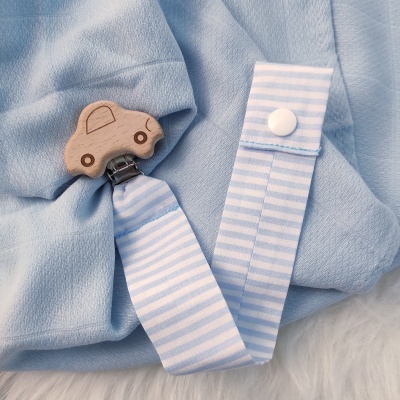 Prendedor de chupeta azul com clip de madeira em forma de carro