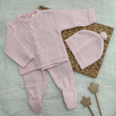 Conjunto de roupa de bebé rosa em malha com camisola, calças e gorro com pompom