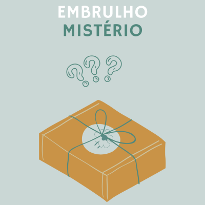 Embrulho castanho com cordão azul e texto EMBRULHO MISTÉRIO em fundo cinza claro