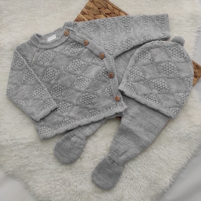 Conjunto de bebé cinza em malha texturizada com camisola, calças com pés e gorro