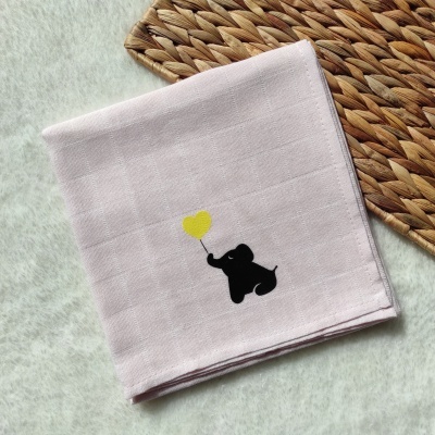 Guardanapo rosa com elefante preto e balão amarelo em forma de coração