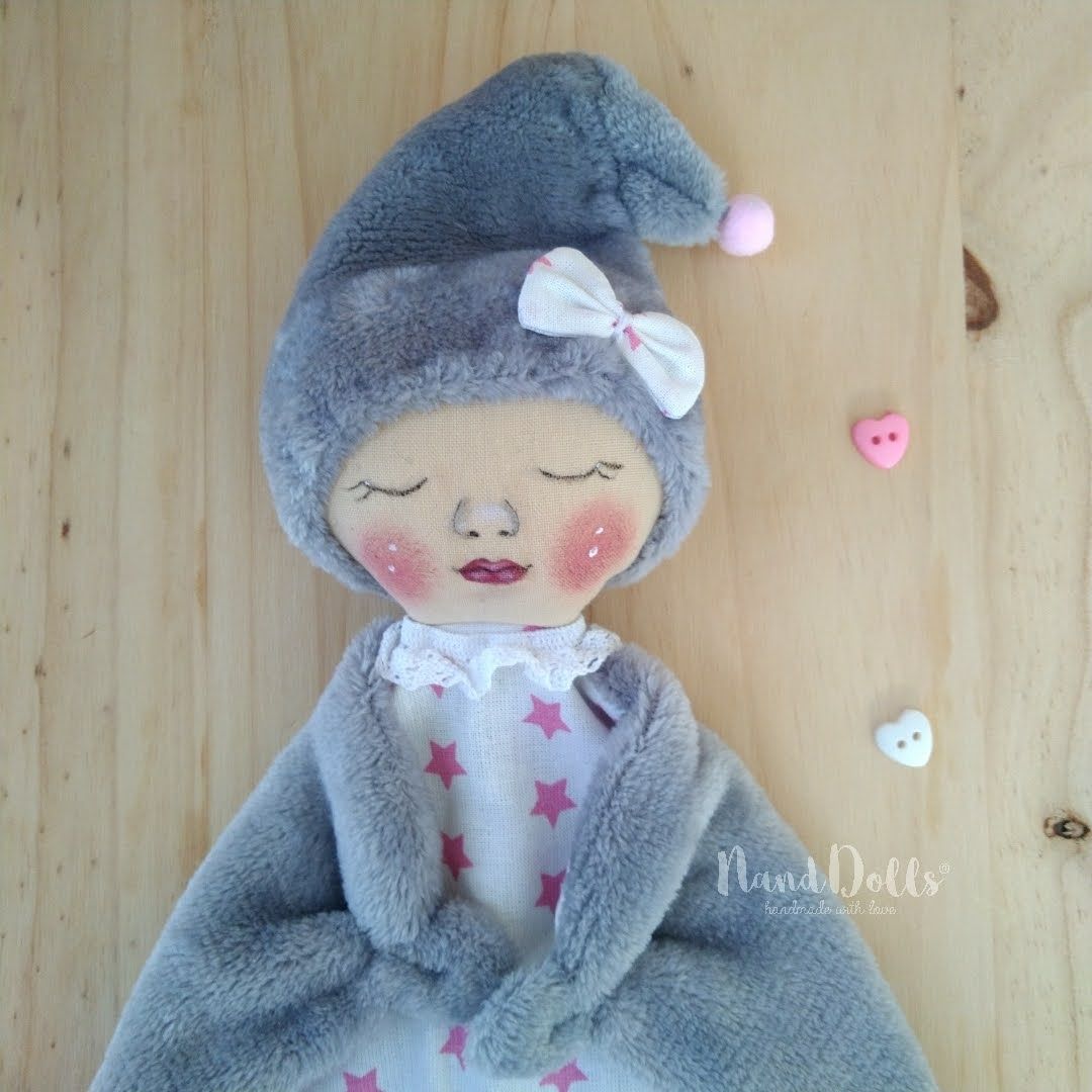 Dou Dou Nha Kodé Boneca de tecido cinza com vestido branco e estrelas cor-de-rosa e laço branco na cabeça