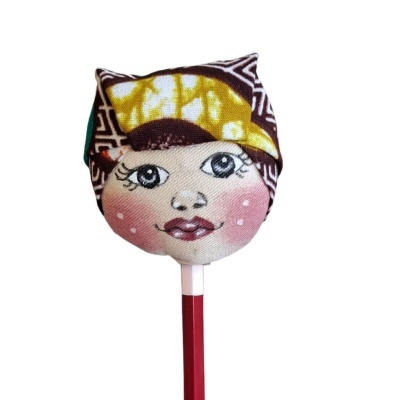 Lápis com decoração de boneca na ponta