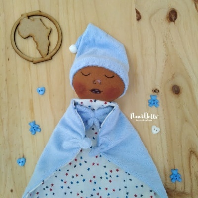 Boneco de tecido para bebé com roupa azul e padrão de estrelas