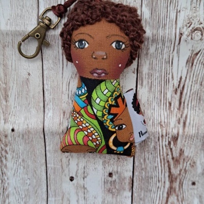 Chaveiro artesanal com rosto feminino e roupas coloridas em tecido