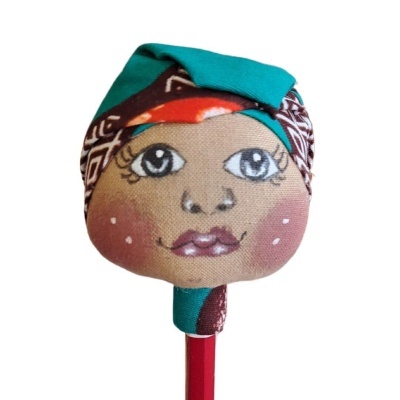 Boneca de tecido com rosto pintado e lenço colorido num cabo vermelho