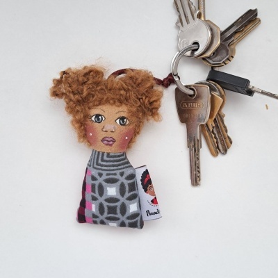 Chaveiro boneca de tecido com cabelo de lã e várias chaves