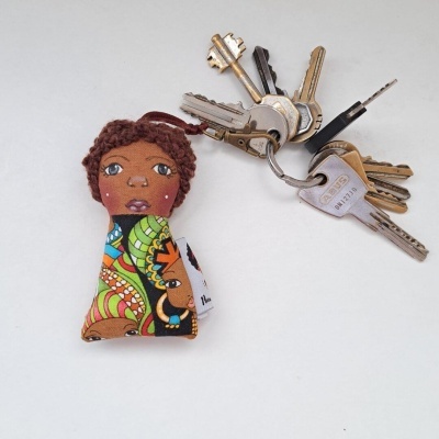 Chaveiro de boneca de tecido colorido com chaves metálicas