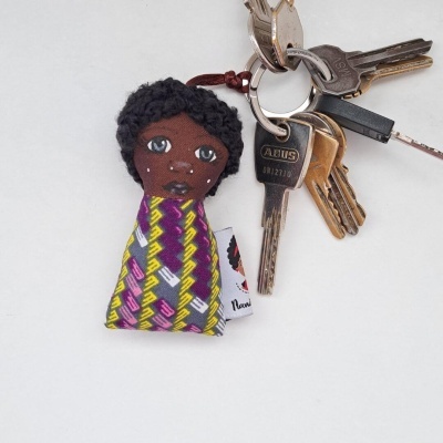 Chaveiro de boneca de tecido colorido com chaves