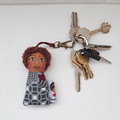Chaveiro de boneca artesanal em tecido com porta-chaves e várias chaves