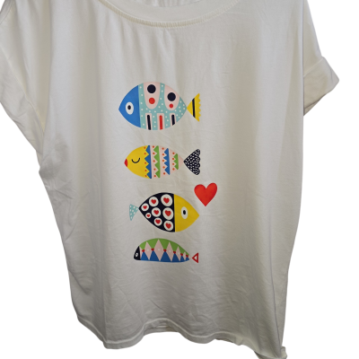 T-shirt branca com estampado colorido de peixes e coração.