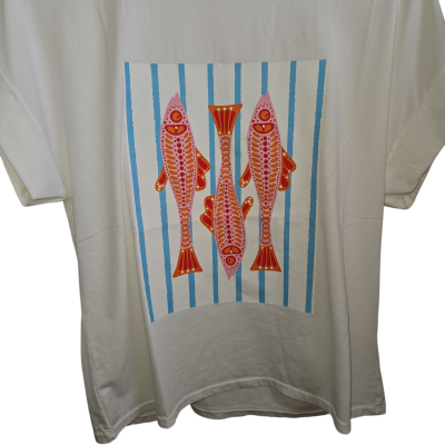 T-shirt branca com estampa de três peixes coloridos e listras azuis.