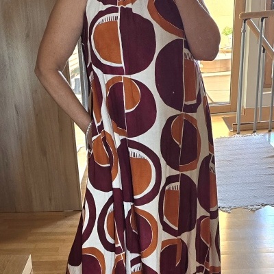 Vestido comprido com padrão de círculos grandes castanhos e bordeaux sobre fundo branco