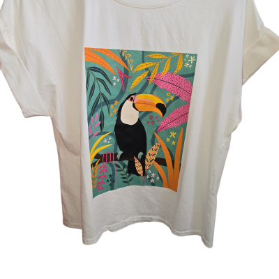 T-shirt branca com estampa de tucano e folhas coloridas