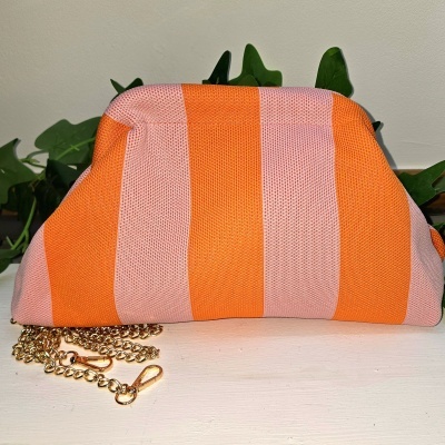 Bolsa riscada rosa e laranja com corrente dourada