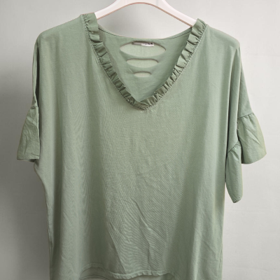 T-shirt verde claro com decote em V folhado e recortes ovais nas costas