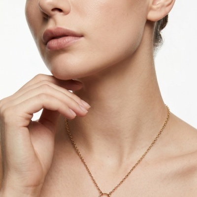 Colar dourado com pendentes de peixe e estrela-do-mar vermelhos.