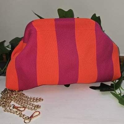 Mala de mão laranja e rosa com corrente dourada