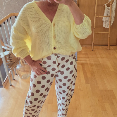 Cardigan amarelo claro de malha grossa e calças estampadas com bolinhas castanhas